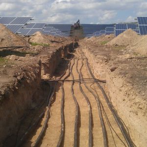 Kabelgraben und Verlegung im Solarpark Schependorf